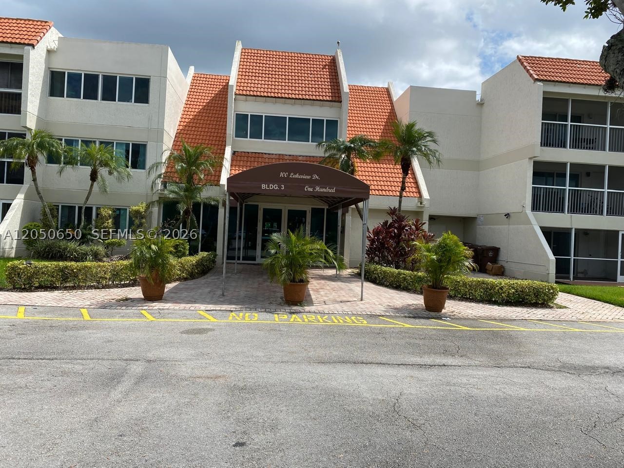 BUILDING THREE OF RACQUET - Residential Lease