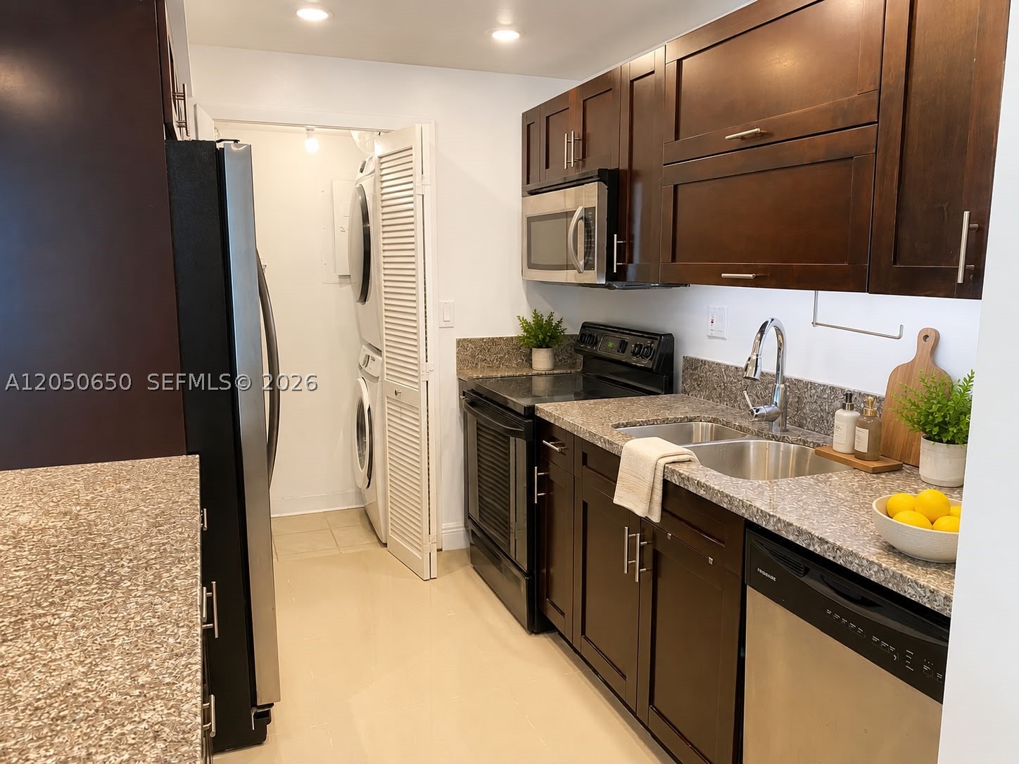 BUILDING THREE OF RACQUET - Residential Lease