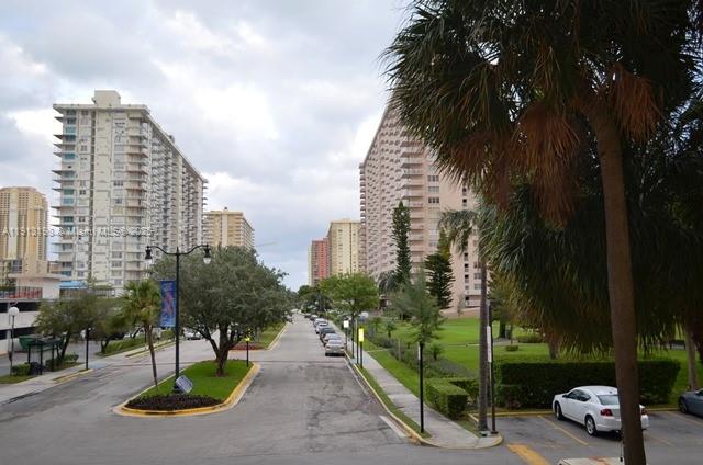 WINSTON TOWERS 700 CONDO - Residential