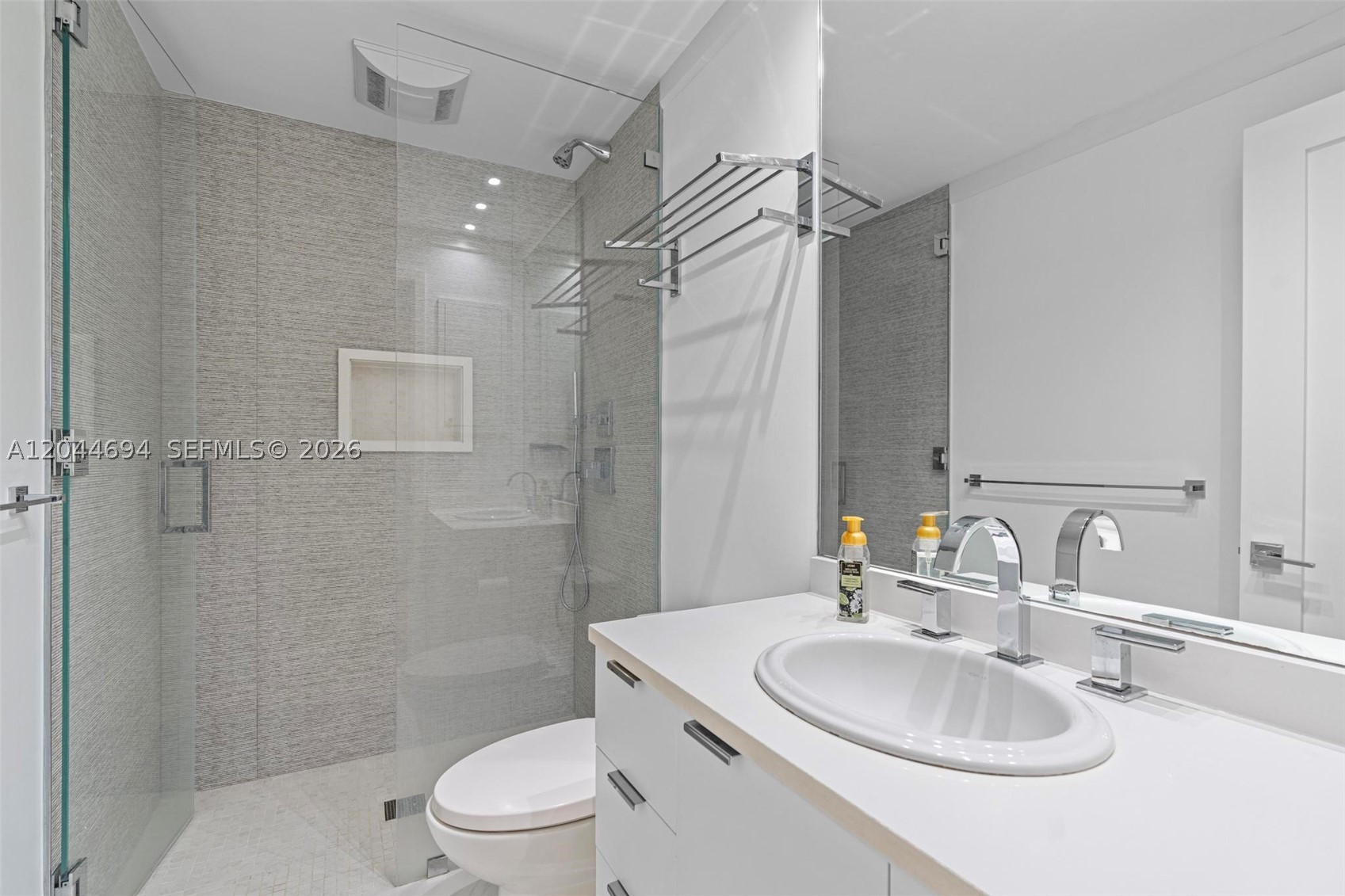 LA MIRAGE OF HARBOR VILG - Residential Lease