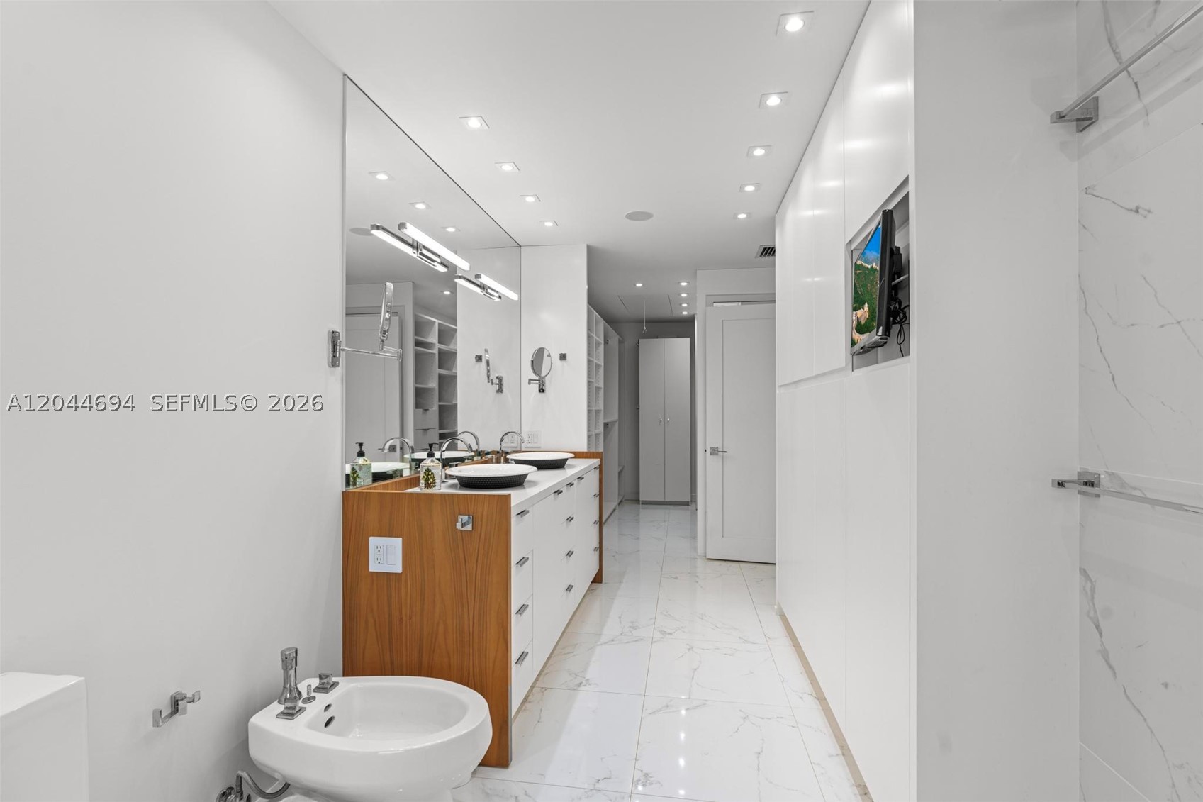 LA MIRAGE OF HARBOR VILG - Residential Lease