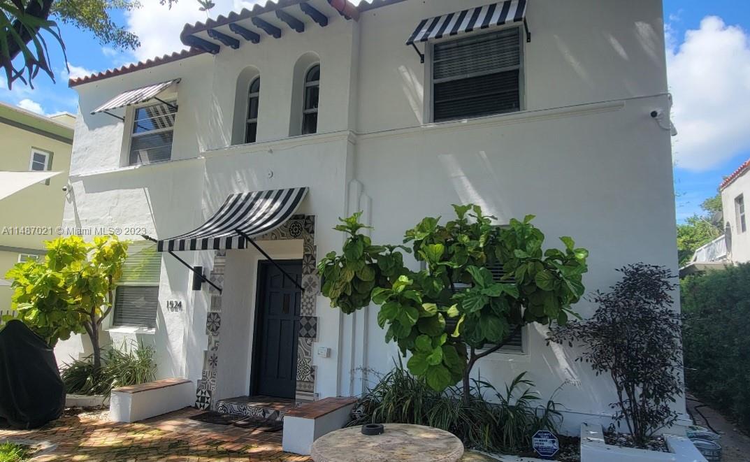 bBEAUTIFUL RENOVATED ;ARGE FURNISHED ONE BEDROOM IN THE HEART OF SOUTH BEACH. TWO B;OCKS FROM LINCOLN RD MALLAND BLOCKS FROM THE OCEAN. WALKING DISTANCE OF STORES AND RESTAURANTS. WASHER AND DRYER IN THE UNIT AND IMPACT WINDOWS. BUILDING TOTALLY RENOVATED.
