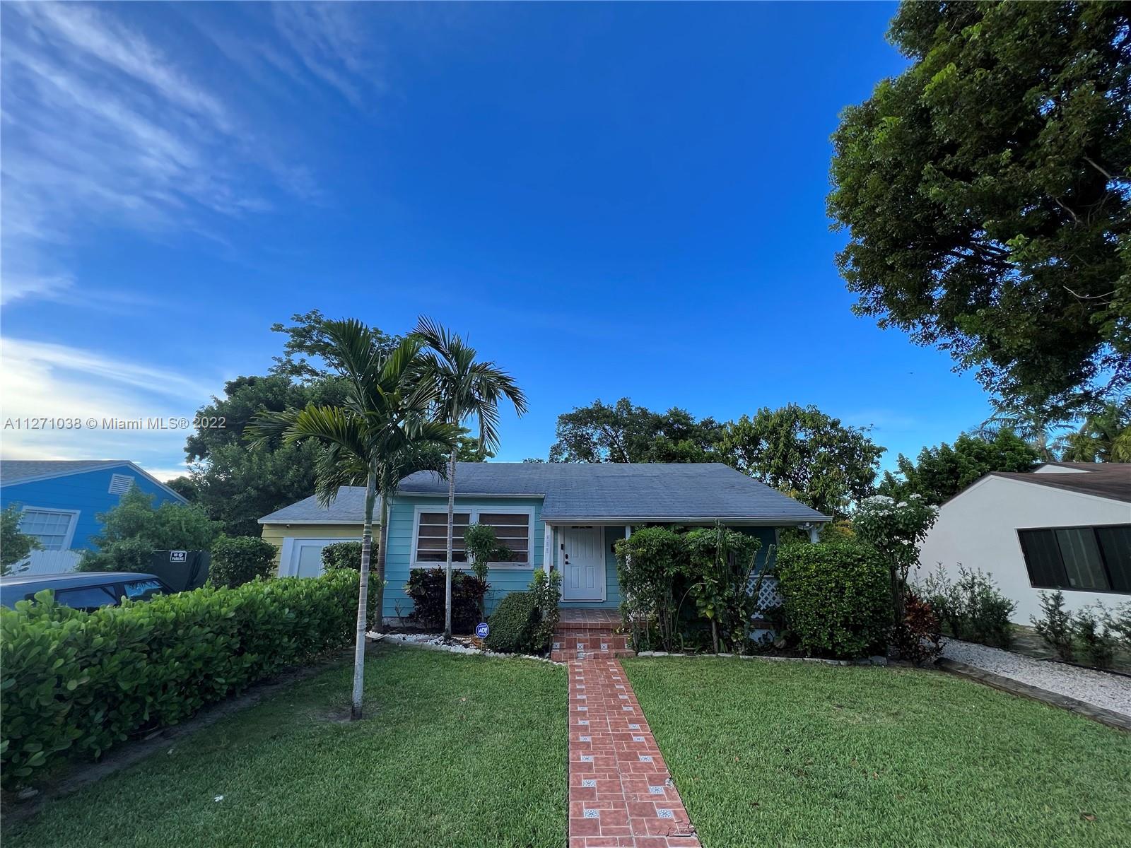 Great single family 2/1 plus a bonus suite and an extra bathroom with separate entrance, great for office or in law’s. Fenced backyard and a shed with full size washer and dryer and storage space. Original restored wood flooring, freshly painted and recently updated bathrooms. All new electrical. Great area in between Miami Shores and Biscayne Park. Plenty of parking in front of the house and behind the gate. Centrally located near dining spots, great supermarkets and parks. Immediate approval