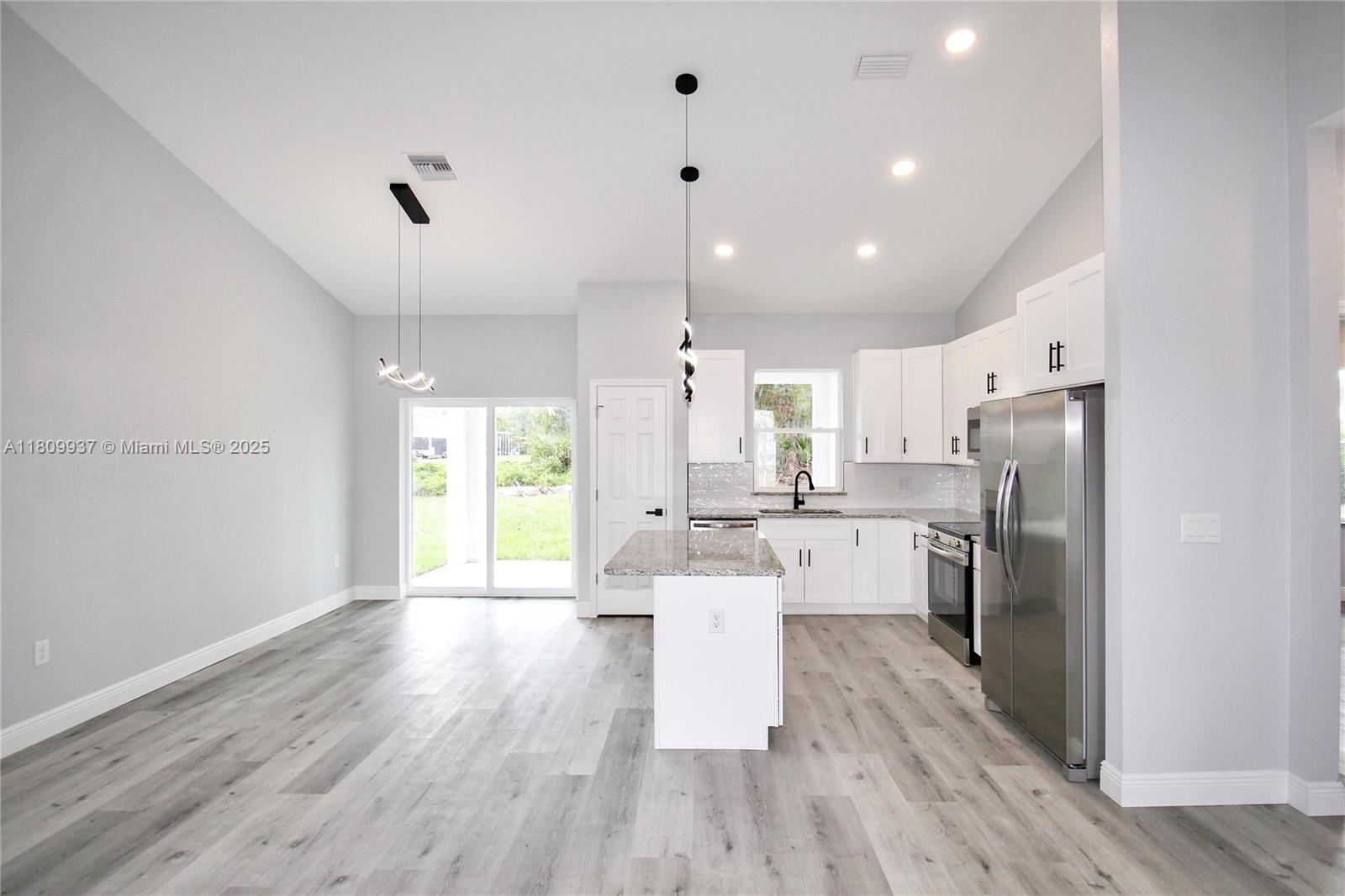LAKE HAVEN EST - Residential