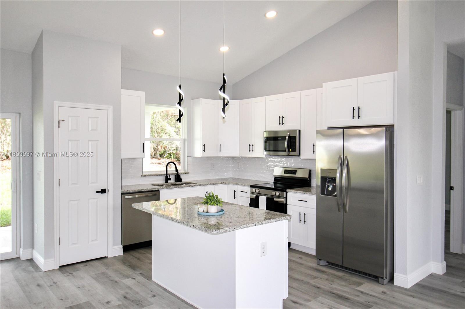 LAKE HAVEN EST - Residential