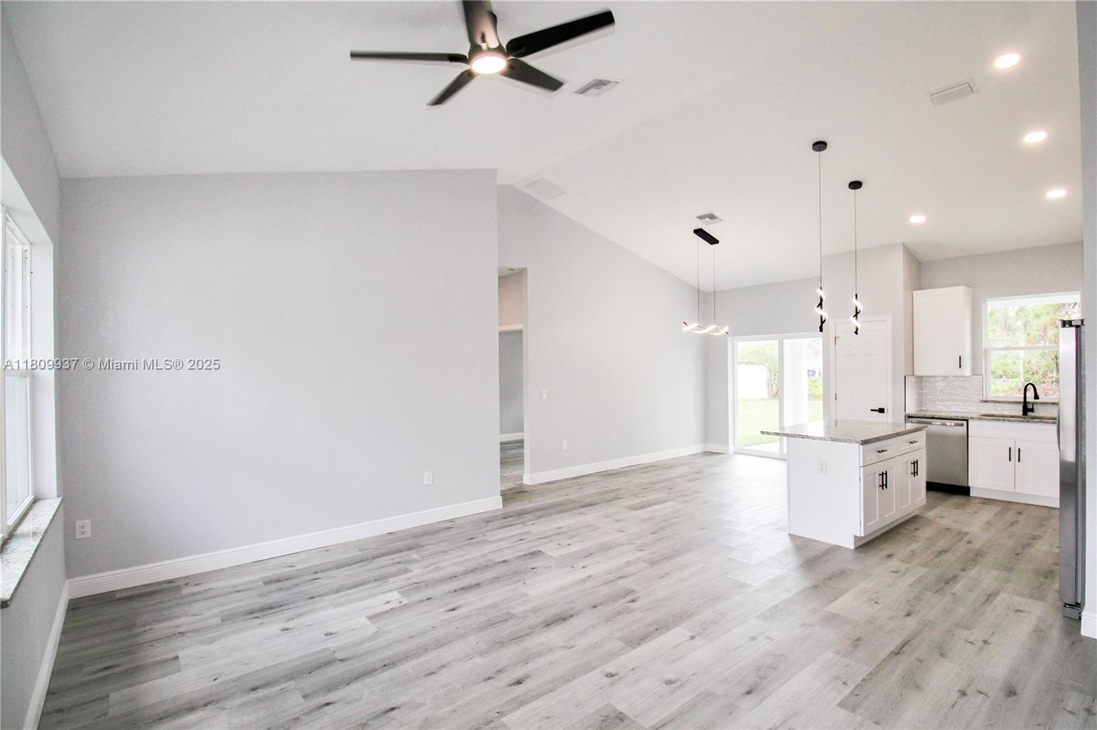 LAKE HAVEN EST - Residential