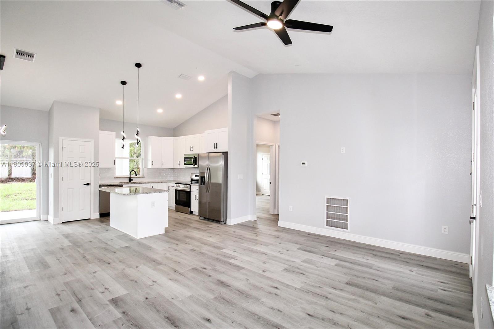 LAKE HAVEN EST - Residential