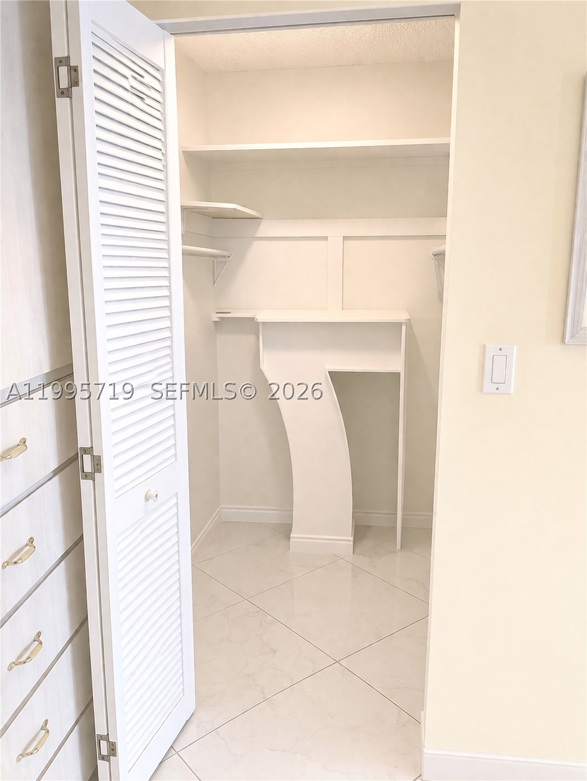 WINSTON TOWER 300 CONDO - Residential