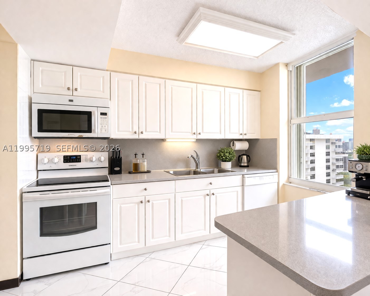 WINSTON TOWER 300 CONDO - Residential