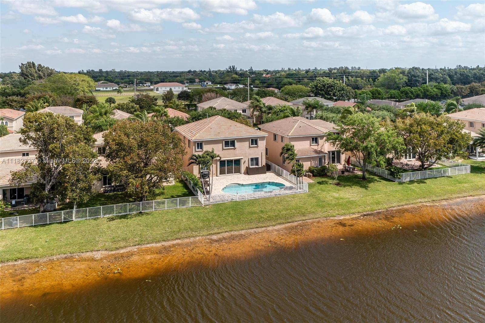 LAGUNA ISLES - Residential