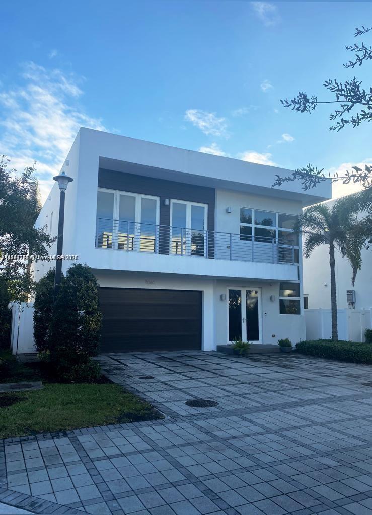 ***$100k PRICE REDUCED FOR QUICK SALE***SPECTACULAR & MODERN 5 BEDROOMS HOUSE WITH PRIVATE POOL***VERY EXCLUSIVE NEIGHBORHOOD WITH 24HRS SECURITY, AND A GREAT CLUBHOUSE WITH ALL THE AMENITIES INCLUDING GYM, SAUNA, CONFERENCE ROOM, AND MORE.

- VERY EASY TO SHOW..DON’T MISS IT, IT WON’T LAST***