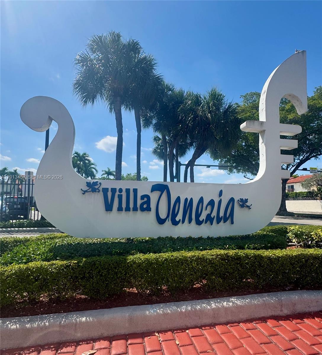This waterfront Beauty won't last on the market, amaizig townhome in a well stablished neighborhood, close to Florida Turnpike and 5 minutes from FIU, great view of the lake to relaxed, Kitchen is been remodeled together with downstairs guess bath, Nice Balcony off the principal room to enjoy the view of the lake form the privacy of your room.
Accordion Shutters through; A/C replaced 4 years ago, Roof was replace two years ago, also 40 years inspection was done and passed;  Association has reserves .
Motivated Seller.