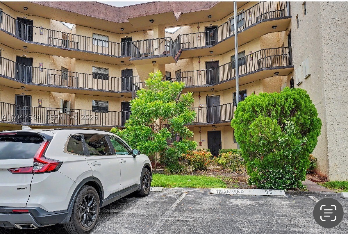 PLANTATION CLUB B CONDO - Residential