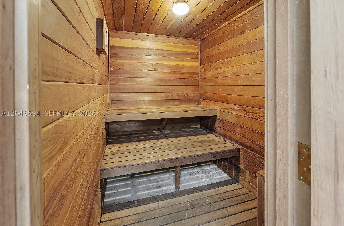 PLANTATION CLUB B CONDO - Residential