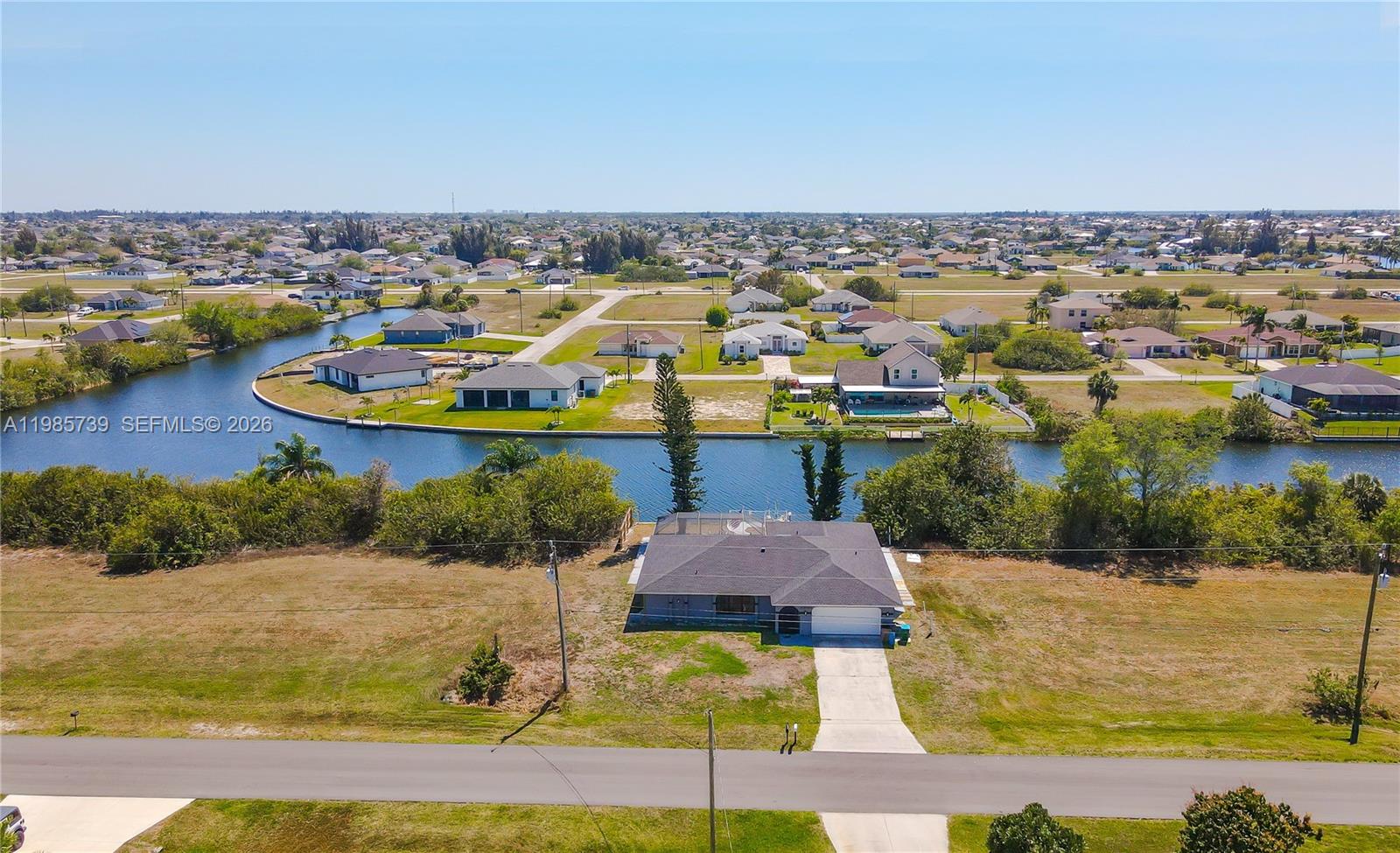 Spectacular Property in Cape Coral. DIRECT ACCESS TO A WIDE, OPEN, AND NAVIGABLE CANAL. The view is open and unobstructed toward the canal, creating a sense of spaciousness, tranquility, and constant connection with the water environment. From the home, you enjoy a panoramic view of the canal.
The home is a single-story residence. A LIVING AREA OF 1913 sqft with 3 bedrooms and 2 bathrooms, featuring a visual connection to the outdoor area and the canal. TOTAL AREA 2,354 sqft. NEW AC, NEW WATER HEATER, SOLAR PANEL, REVERSE OSMOSIS WATER TREATMENT SYSTEM. 
The property includes a SCREENED-IN POOL, spacious and functional, within a covered lanai that allows year-round outdoor enjoyment with shade and protection. The pool and lanai area are directly integrated with the canal views.