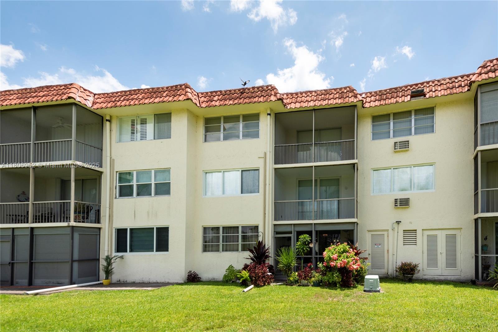 HOLLYBROOK GOLF AND - Residential