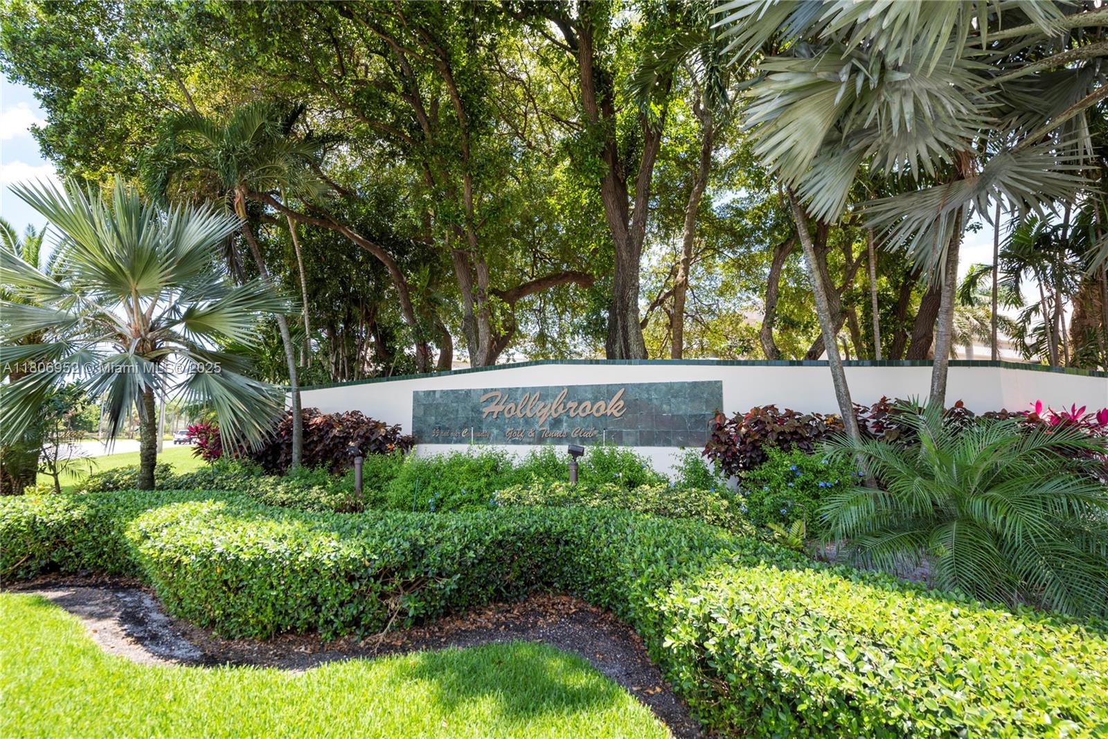 HOLLYBROOK GOLF AND - Residential