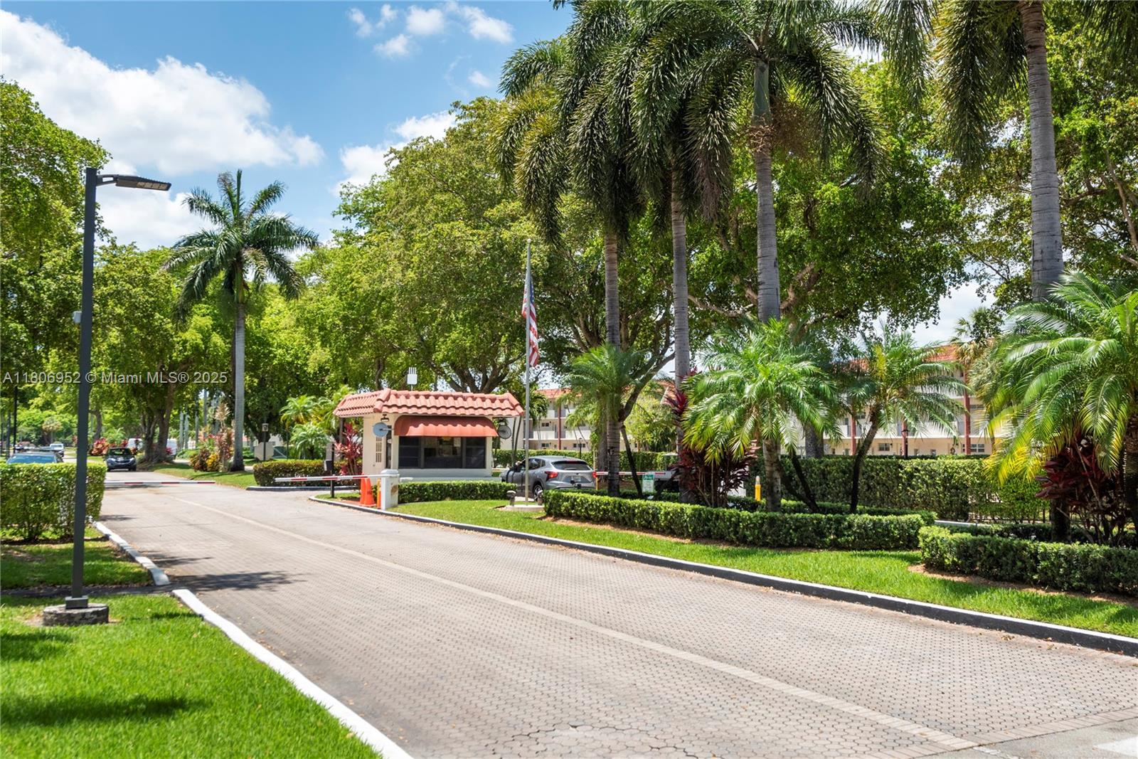 HOLLYBROOK GOLF AND - Residential