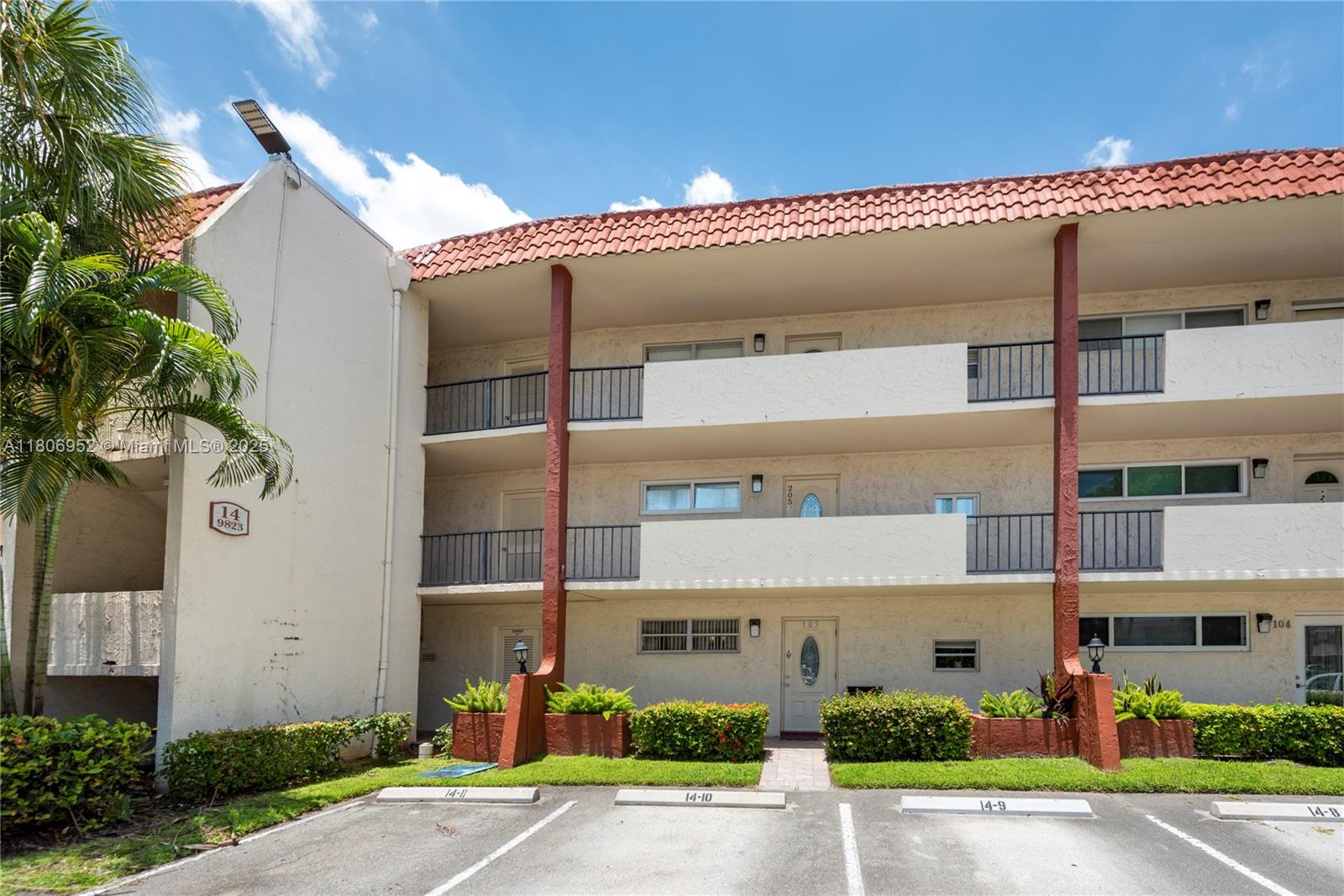 HOLLYBROOK GOLF AND - Residential