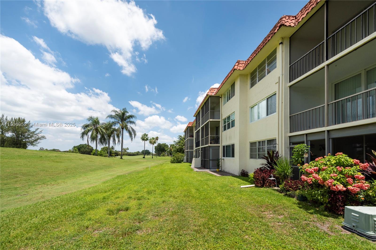 HOLLYBROOK GOLF AND - Residential