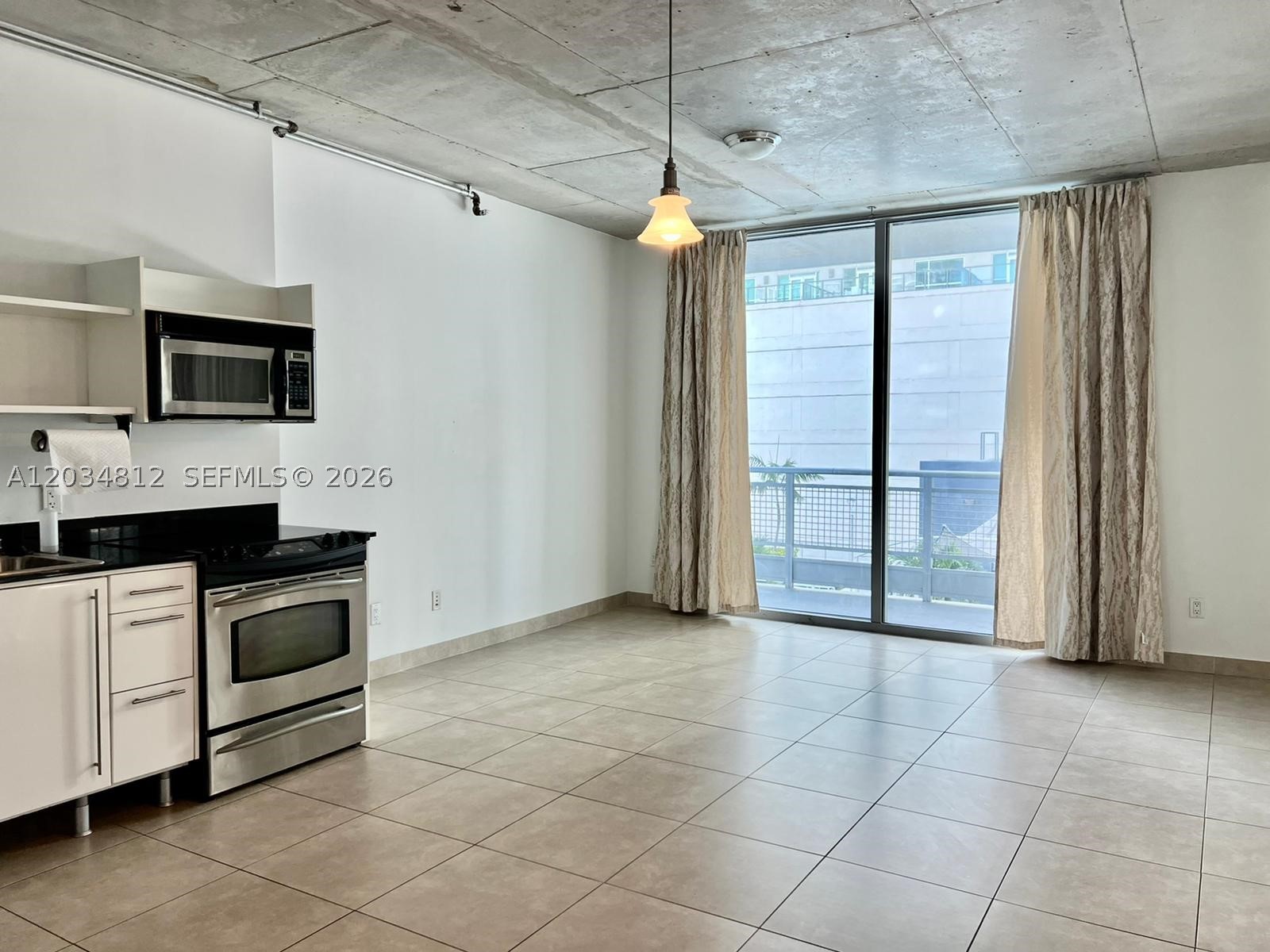 Spacious studio at Neo Vertika with an amazing pool and city views. Open kitchen, washer and dryer, and plenty of natural light. Great building amenities include a 24-hour concierge and security, gym, sauna, media room, infinity pool, meditation pool, jacuzzi, valet parking, and much more. 1 parking space included.