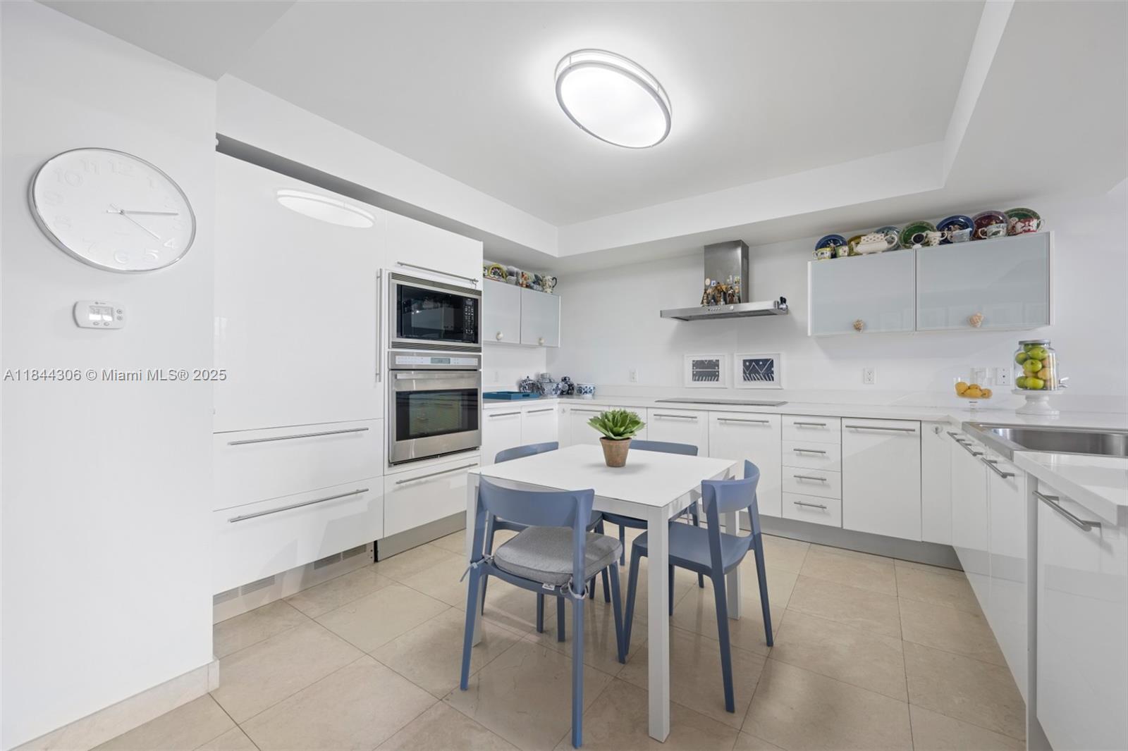 ST TROPEZ ON THE BAY 1 CO - Residential