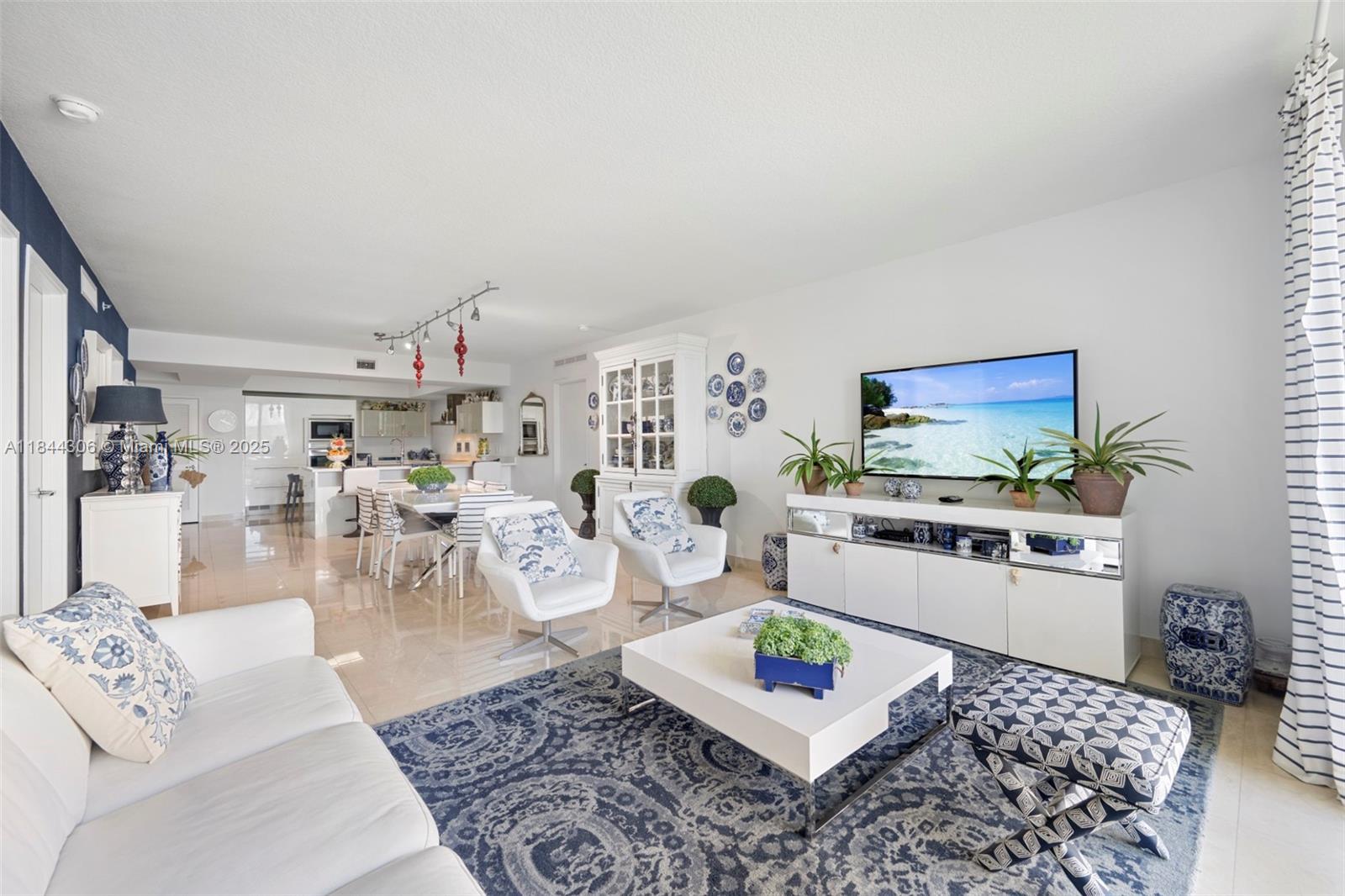 ST TROPEZ ON THE BAY 1 CO - Residential
