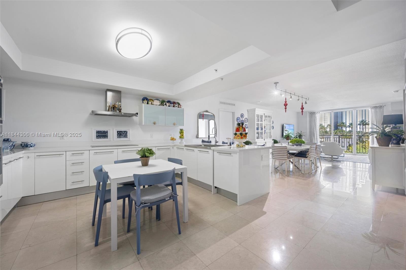 ST TROPEZ ON THE BAY 1 CO - Residential