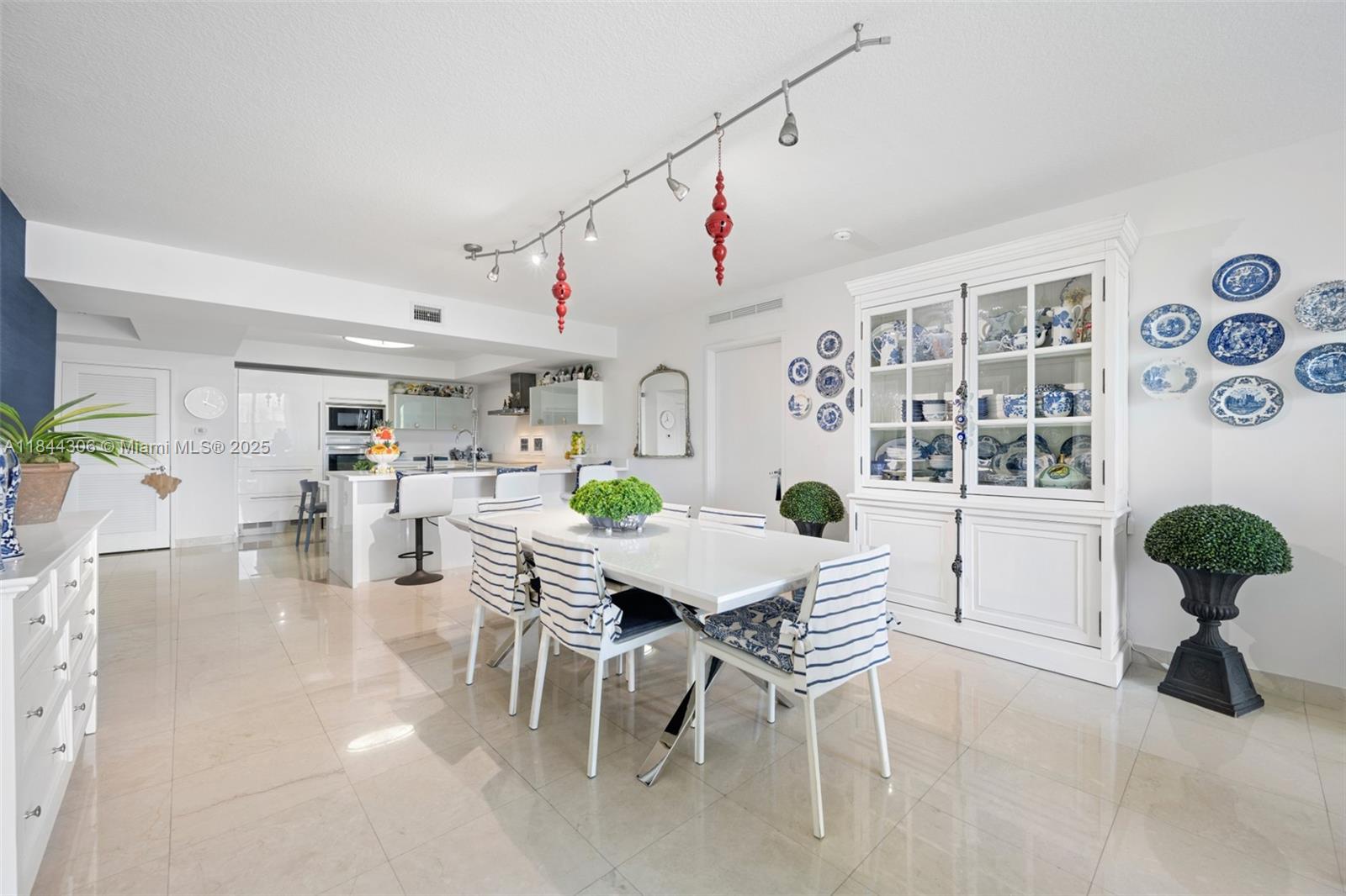 ST TROPEZ ON THE BAY 1 CO - Residential