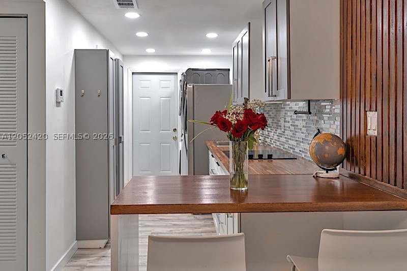 FLORIDIAN ARMS CONDO - Residential Lease