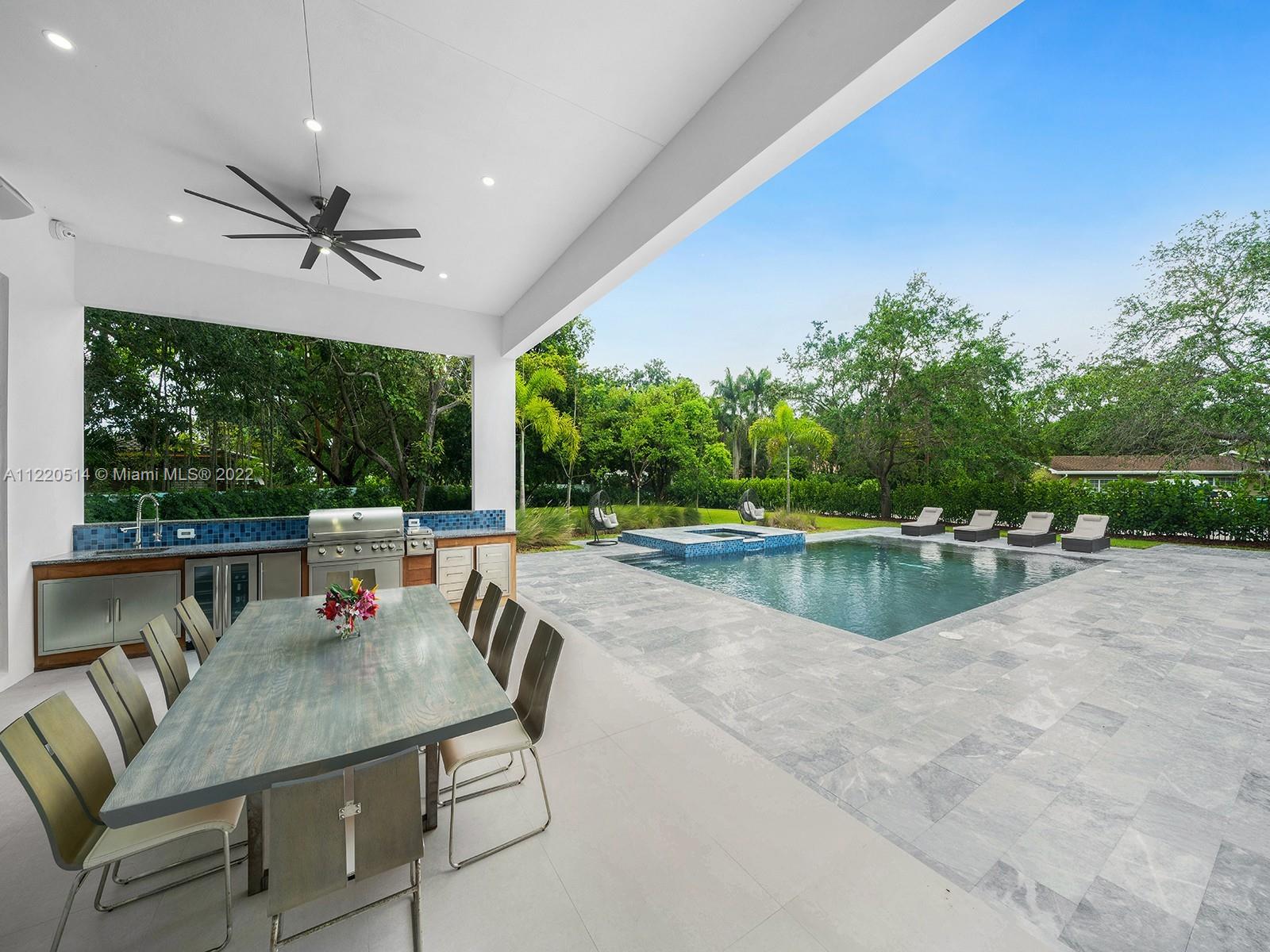THREE LITTLE GROVES - Residential