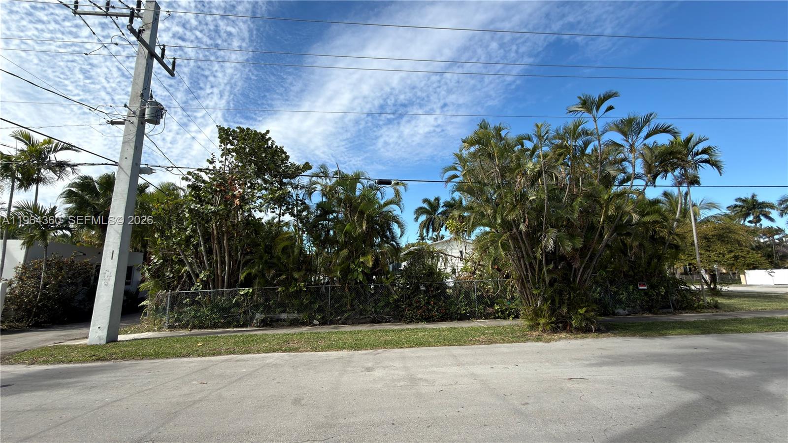 HOLLYWOOD LAKES SECTION - Land