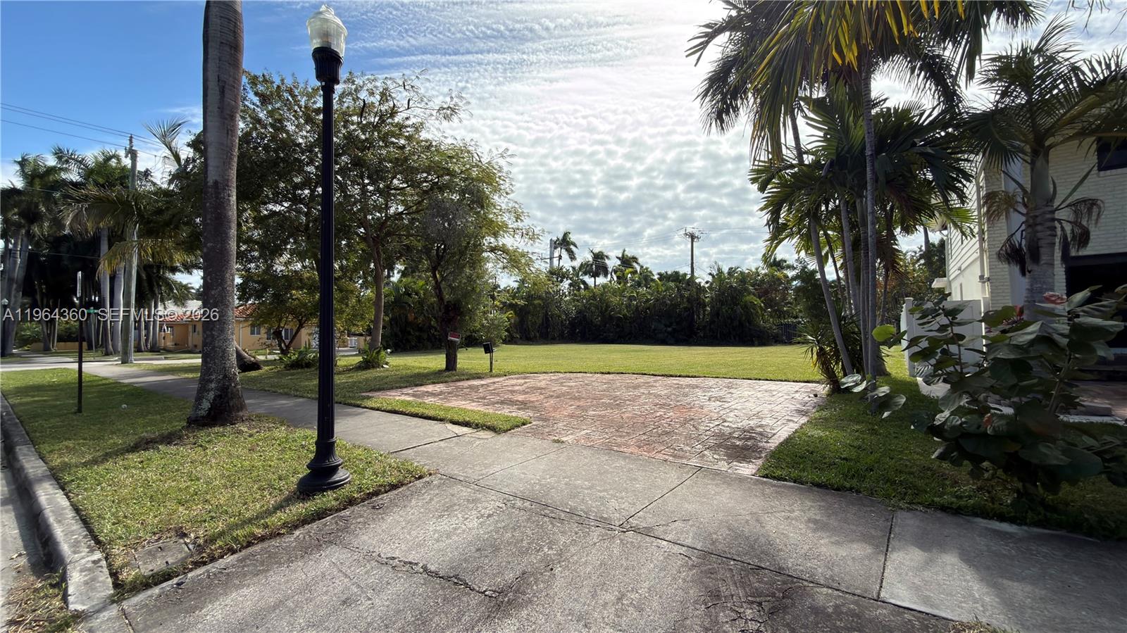 HOLLYWOOD LAKES SECTION - Land