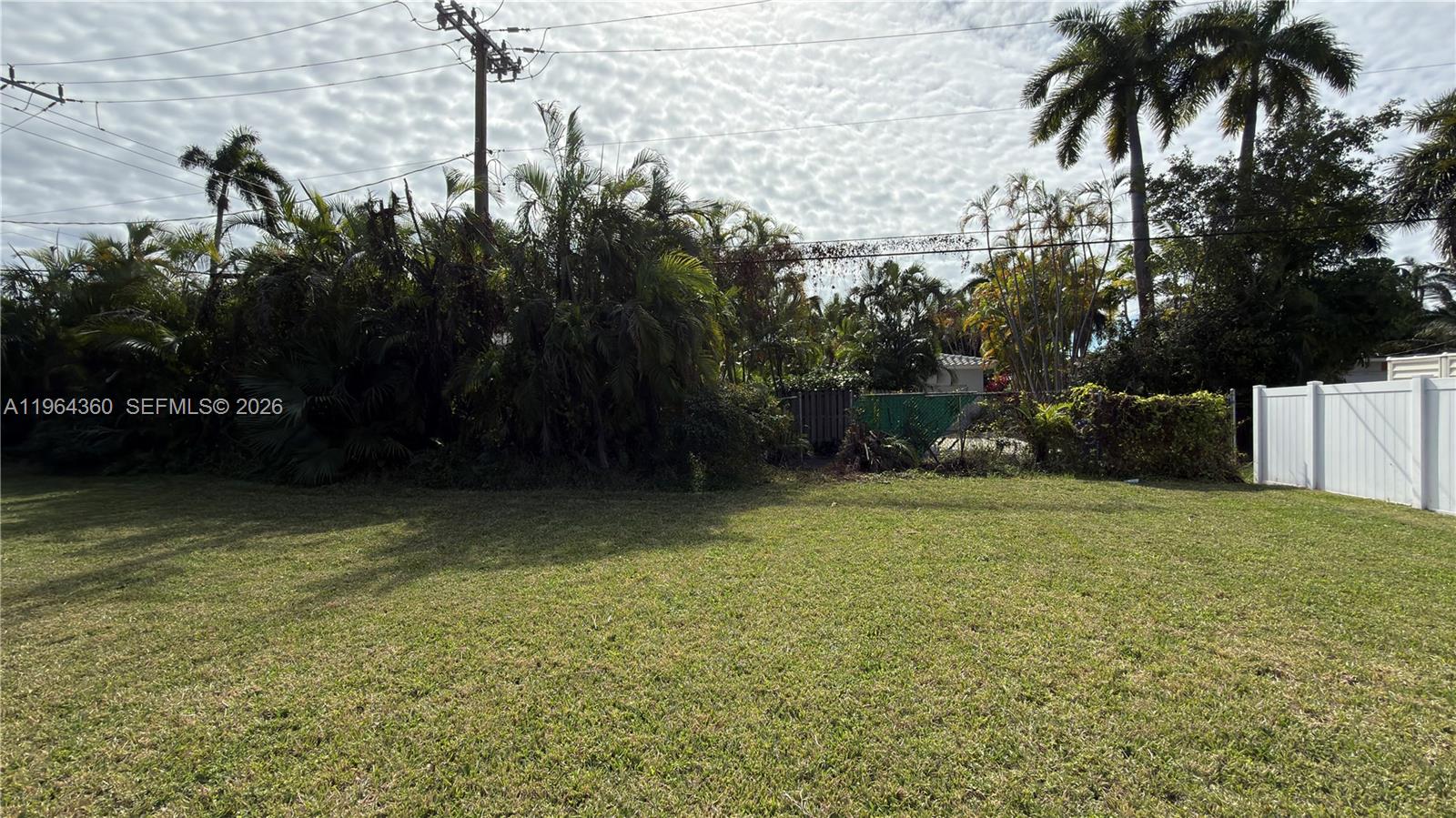 HOLLYWOOD LAKES SECTION - Land
