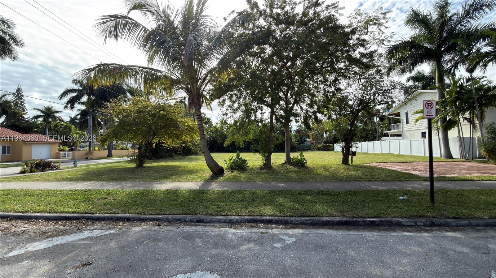 HOLLYWOOD LAKES SECTION - Land