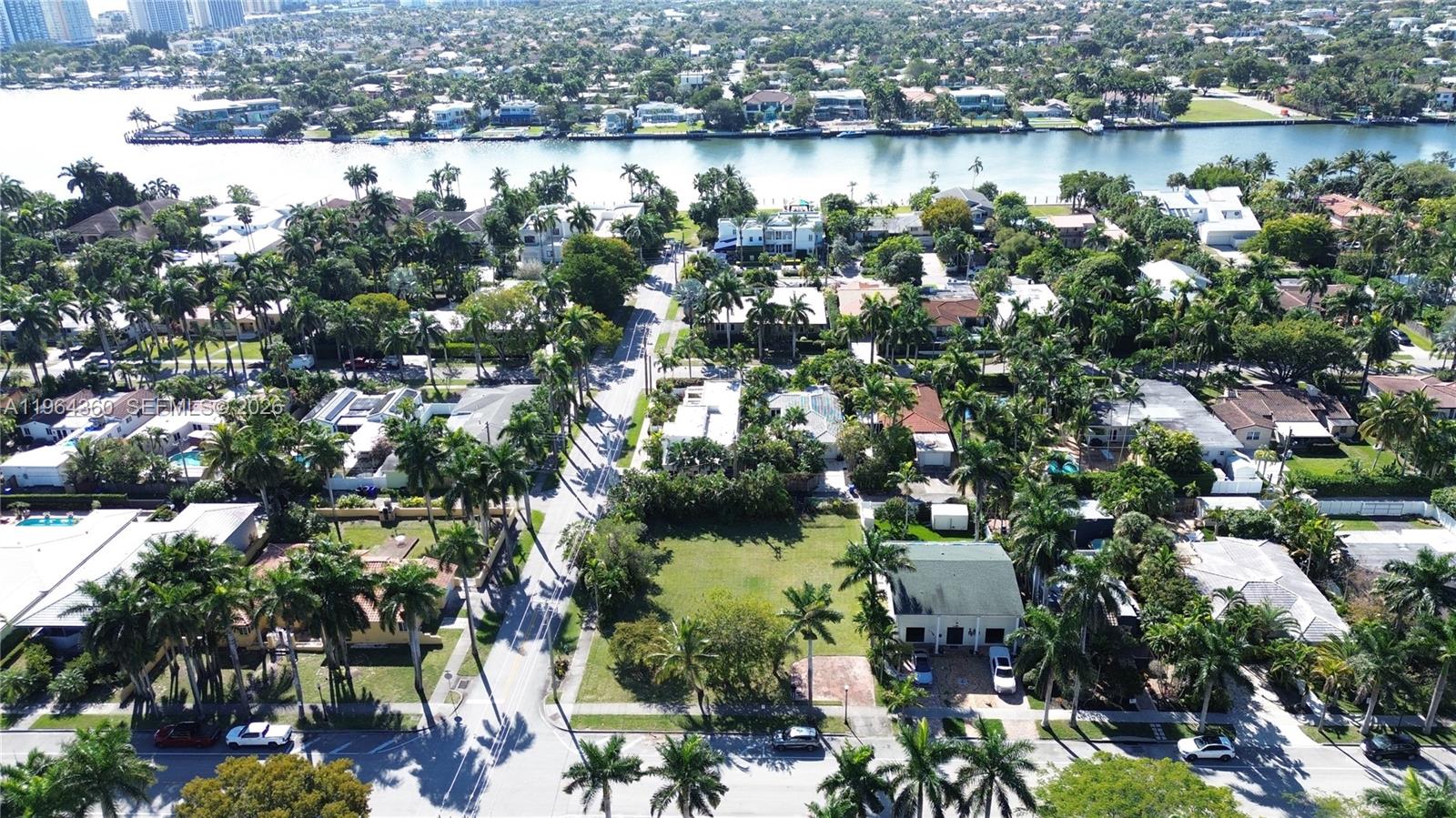 HOLLYWOOD LAKES SECTION - Land
