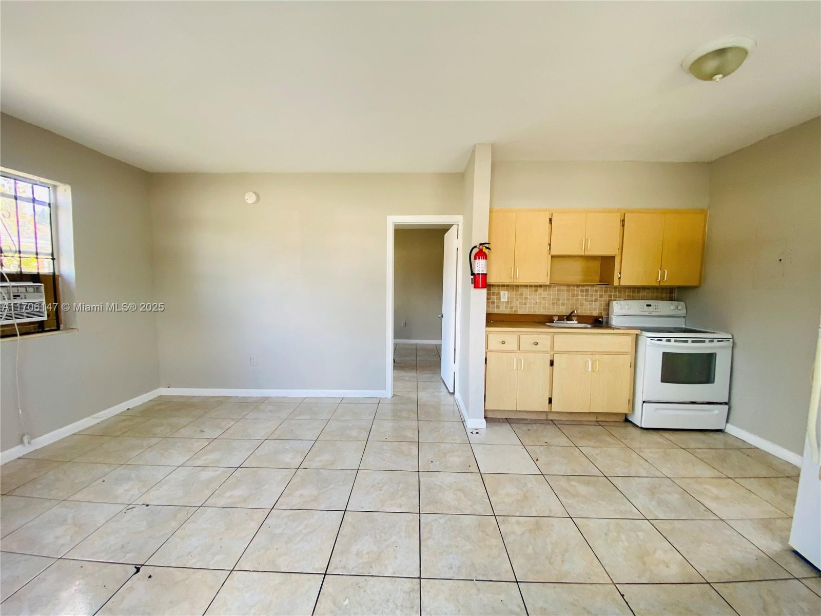 SUPER CLEAN COZY UNIT NEAR SHOPPING CENTERS, PUBLIC TRANSPORTATION & MORE. WATER INCLUDED IN RENT.