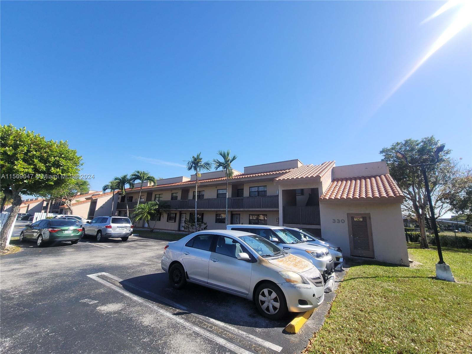 Beautiful 1 BR/1.5 Bath in Fontainebleau Great Garden View on second floor. Remodeled Bathrooms,Vinyls floors.Year-round comfort with central HVAC,natural light from the Balcony.Great community Community Pool and tennis courts,A schools only 10 minutes from Miami Dolphin Mall and main highways.