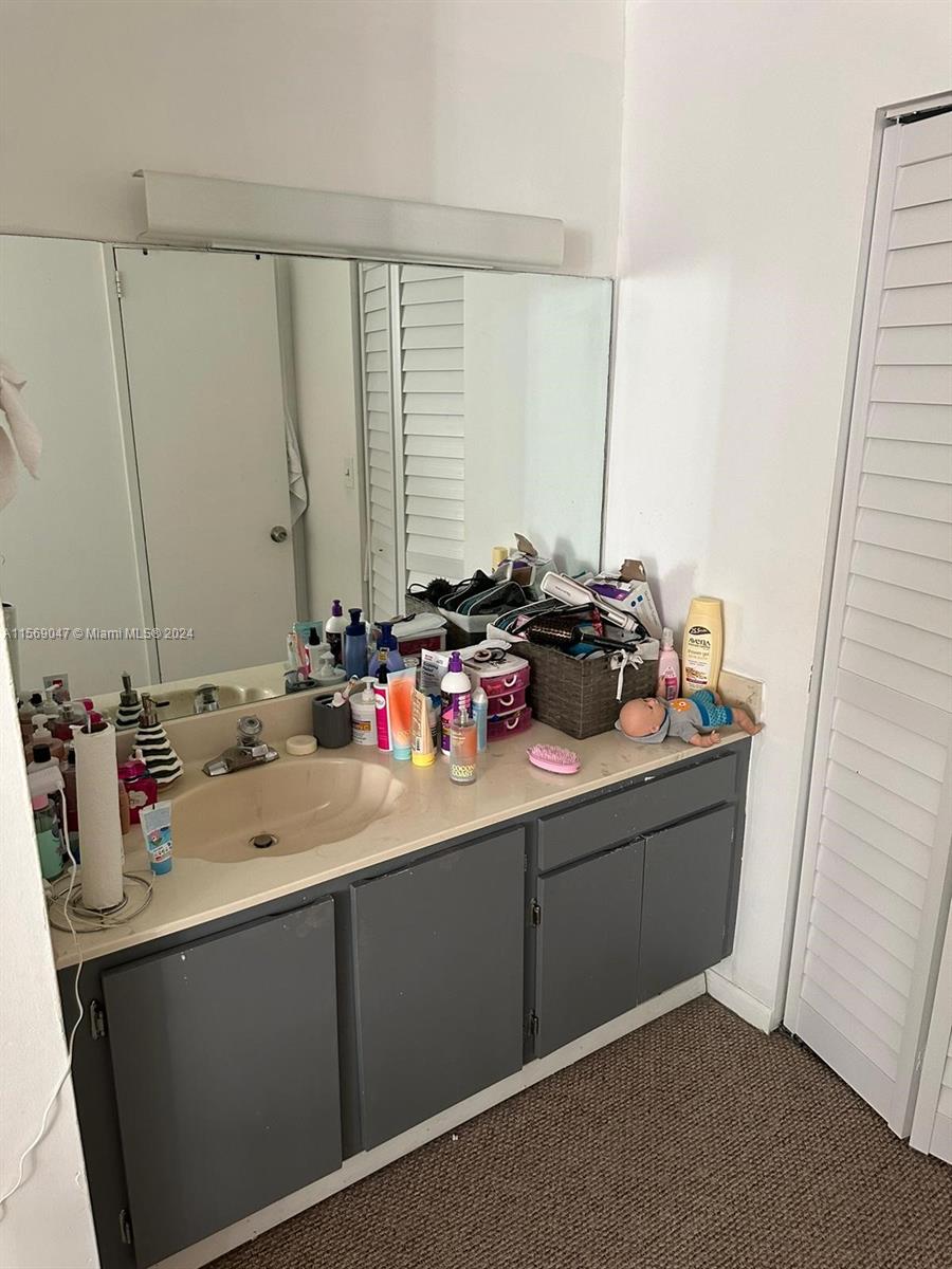 PARK LAKE VILG CONDO PHS - Residential Lease