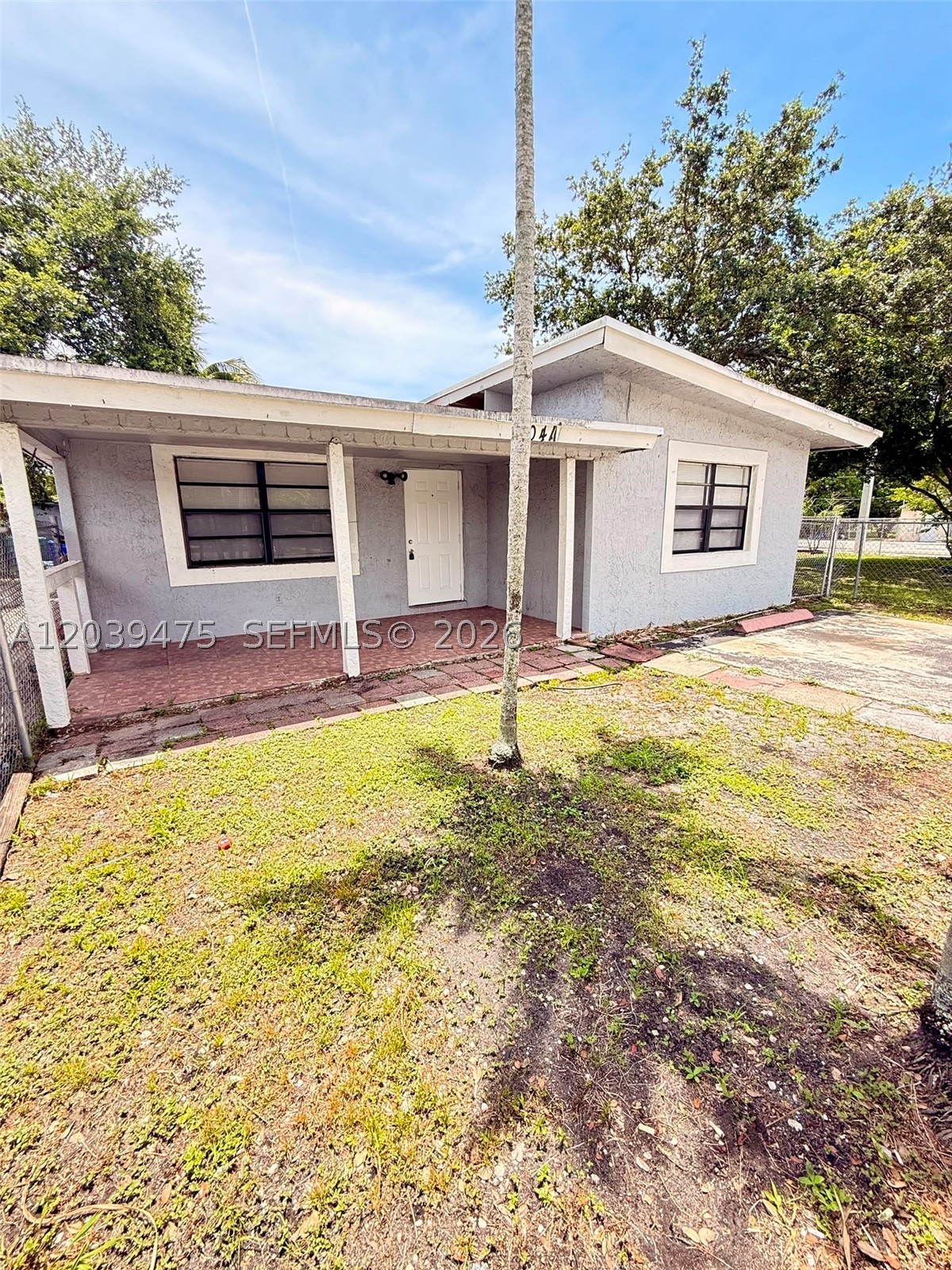 THIS 2/1 IN THE HEART OF FORT LAUDERDALE IS FOR RENT. FRESHLY PAINTED AND UPDATED, READY FOR MOVE
IN. TILED FLOORS, UPGRADED KITCHEN. SHARED FOLIO WITH 3/1 IN THE BACK. SEPARATE FROM ONE BLOCK
AWAY FROM SUNRISE MAIN ROAD AND STEPS AWAY FROM MAJOR HIGHWAYS.