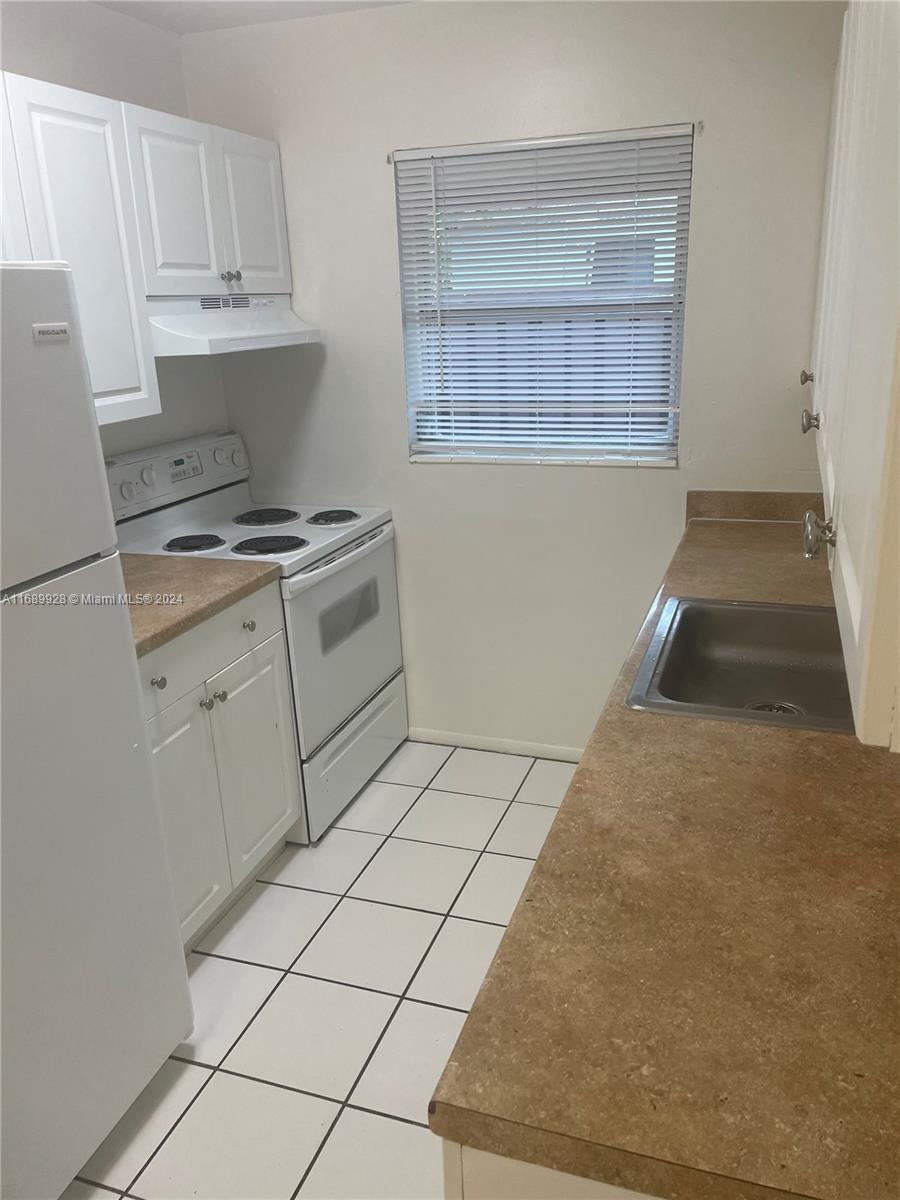 1/1 unit available in excellent location near Downtown Fort Lauderdale. Unit has tile floors and central AC. Water, trash and yard maintenance included in the rent. Application required for ANY adult residing on the premises but NO FEE. Please see application attached to this listing. Move in with 1st month and Security with good credit.