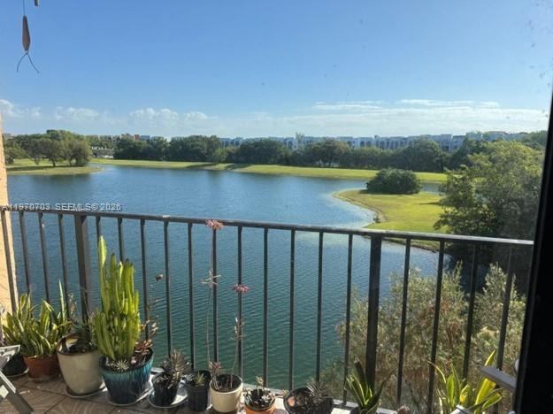 Spacious apartment ideal for end-users or investors, centrally located in Fontainebleau. 2 bedrooms, 2 bathrooms, original kitchen, tiled floors throughout, large balcony with a beautiful lake view, 1 parking space assigned, and guest park. The unit is currently tenant-occupied. Seller motivated!! This unit is part of a portfolio sale