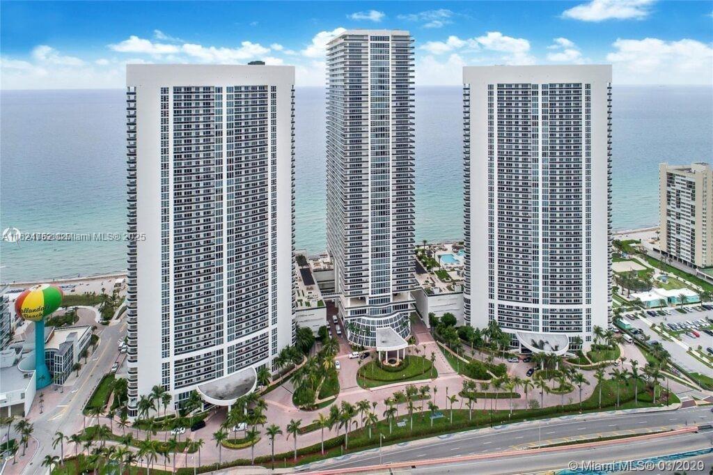 Seasonal rental, available 11/01/2024 to 03/31/2025. Updated 3 bedrooms, 3 bathrooms. Fully furnished and equipped, marble floors throughout, DIRECT OCEAN VIEWS, and full amenities: 40,000 sqft full-service spa and fitness center, restaurant, bar w/pool service, 24h valet parking and service. Personal items will be removed prior to the start of the lease.