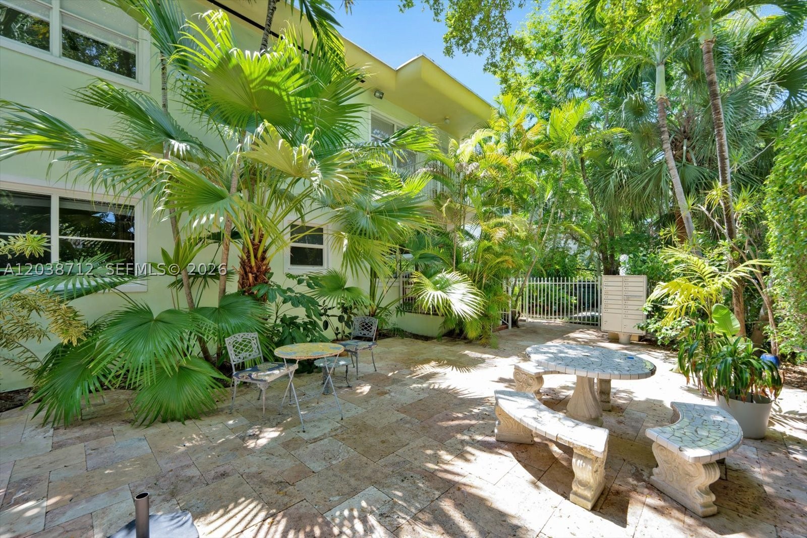 THE PINEAPPLE CONDO - Residential Lease