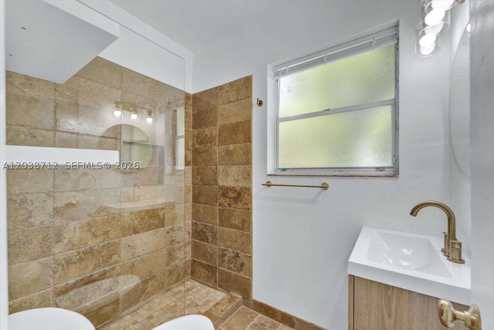 THE PINEAPPLE CONDO - Residential Lease