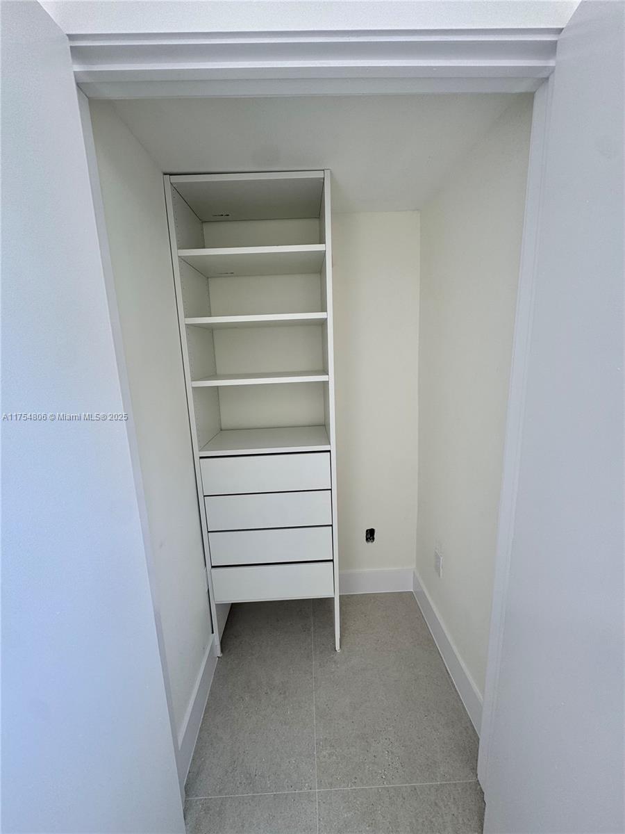CRANDON TOWER CONDO - Residential