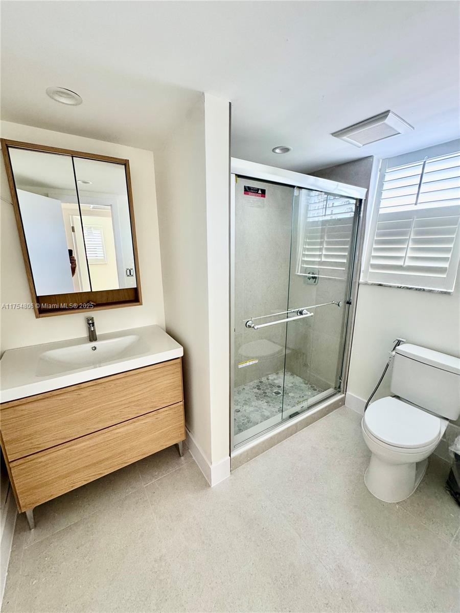 CRANDON TOWER CONDO - Residential