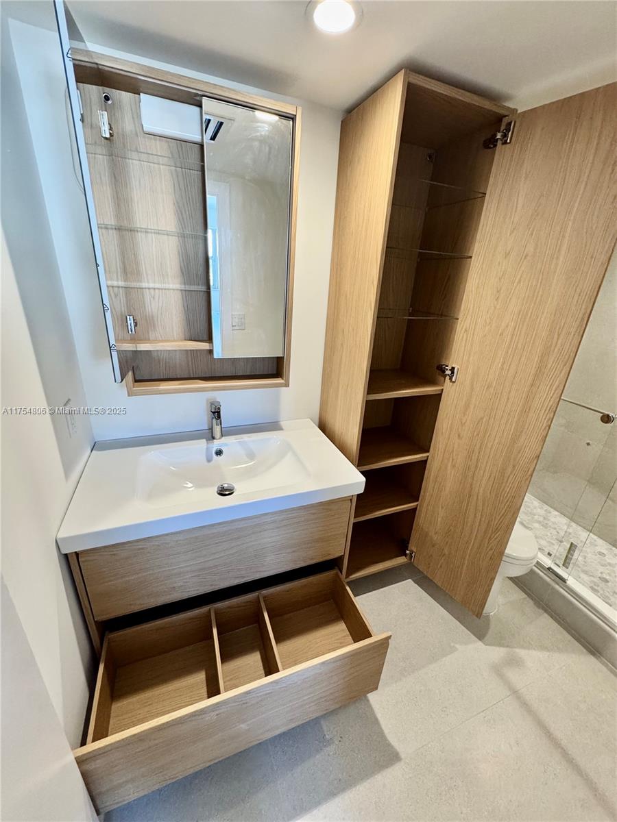 CRANDON TOWER CONDO - Residential
