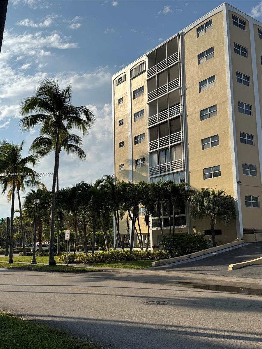 CRANDON TOWER CONDO - Residential