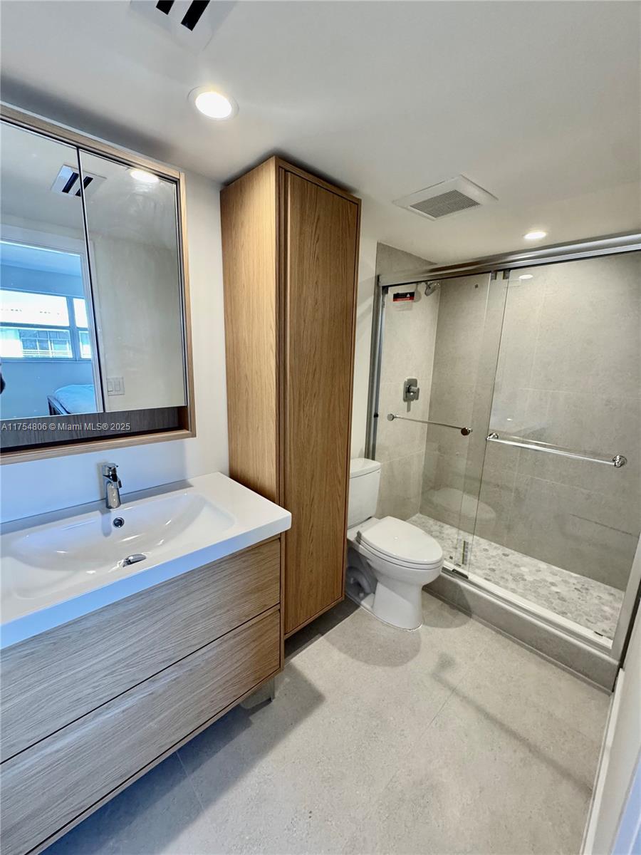 CRANDON TOWER CONDO - Residential